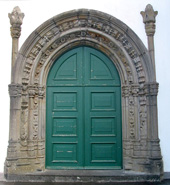 Altes Portal in neuer Kirche: Cedros (Foto: Eichner-Ramm)