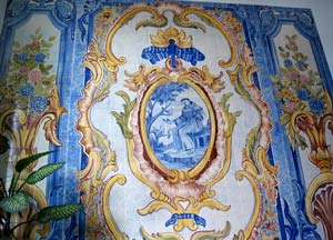 Prächtige Azulejos: Treppenhaus im Altenheim des ehemaligen Franziskanerklosters (Foto: Eichner-Ramm)