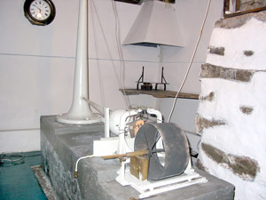 Funktioniert heute noch, ist aber außer Dienst gestellt: Der alte Seismograph im Observatório Principe Alberto Monaco (Foto: Eichner-Ramm)