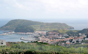Blick auf Faials Hauptstadt Horta mit dem Monte da Guia, der die Caldeira do Inferno umgibt (Foto: Eichner-Ramm)