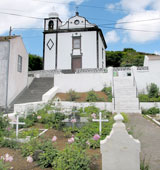 Kirche und Friedhof von Caveira (Foto: Eichner-Ramm)