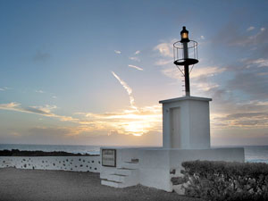 Sonnenuntergang fast am westlichsten Ende Europas: Leuchtturm in Fajã Grande