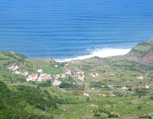 Blick vom Aussichtspunkt Craveiro Lopes: Fajãzinha liegt auf einem Plateau an der Westküste (Foto: Eichner-Ramm)