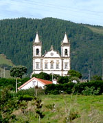 Schon von weitem zu sehen: Igreja Nossa Senhora de Lurdes in Fazendas de Santa Cruz (Foto: Eichner-Ramm)