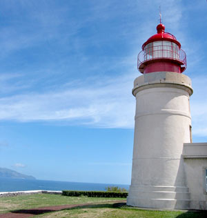 Leuchtturm bei Ponta do Albarnaz im Norden von Flores – im Hintergrund links die kleine Nachbarinsel Corvo