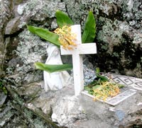 Madonnenfigur und Kreuz am Pfad zur Fajã de Lopo Vaz (Foto: Eichner-Ramm)