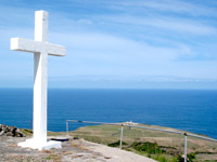 Kreuz mit Aussicht auf den Norden von Flores (Foto: Eichner-Ramm)