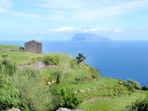 Blick von Ponta Ruiva auf die kleine Nachbarinsel Corvo
