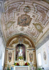Gewölbe und Altar der Pfarrkirche von Santa Cruz das Flores (Foto: Eichner-Ramm)