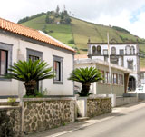 Blick auf den Hausberg der Stadt: Monte das Cruzes (Foto: Eichner-Ramm)