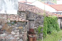 Hinterhof mit Steinhaus in Santa Cruz das Flores (Foto: Eichner-Ramm)