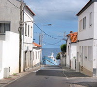 »Ein Schiff wird kommen«: Am Ende der Rua Dr. Armas da Silveira liegt der Porto das Poças (Foto: Eichner-Ramm)
