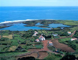 Blick auf die Fajã dos Cubres mit ihrem See (Foto: ATA / Associação de Turismo dos Açores)