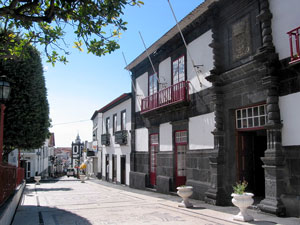 Prachtvolles Gebäude aus dem 17. Jahrhundert: Rathaus in Velas. Im Hintergrund der Kirchturm der Igreja Matriz de São Jorge (Foto: Eichner-Ramm)