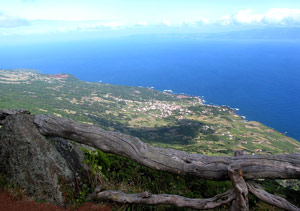 Über Praínha hinweg schweift der Blick die Nordküste Picos entlang. Am Horizont ist die Insel São Jorge zu sehen. (Foto: Eichner-Ramm))