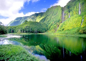 Überwältigende Naturlandschaft: Von der üppig bewachsenen Steilwand ergießen sich mehrere Wasserfälle hinab in den Lagoa dos Patos (Foto: Direcção Regional de Turismo dos Açores)