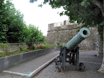 Mächtige Mauern umgeben die Festung São Brás (Foto: Eichner-Ramm)