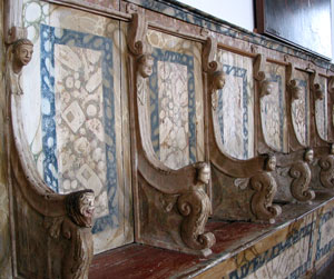 Convento de São Conçalo: Mittelalterlicher Figurenschmuck ziert das Chorgestühl (Foto: Eichner-Ramm)