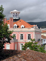 Markantes Aussichtstürmchen auf dem Dach des Centro de Conhecimento dos Açores (Foto: Eichner-Ramm)