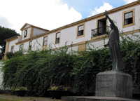Statue von João Baptista Machado vor dem Gouverneurspalast (Foto: Eichner-Ramm)