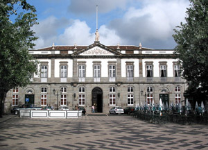 Das Rathaus der Stadt liegt an der Stirnseite des Praca Velha (Foto: Eichner-Ramm) (Foto: Eichner-Ramm)