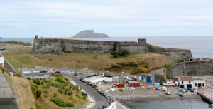 Festung São Sebastião mit Porto das Pipas (Fasshafen) und den Ilhéus das Cabras im Hintergrund (Foto: Eichner-Ramm)