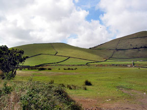 Landschaft in der Serra do Cume: Hügel und Weiden prägen das Bild (Foto: Eichner-Ramm)