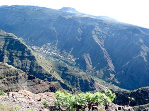 Blick über das Valle Gran Rey zum Tafelberg La Fortaleza