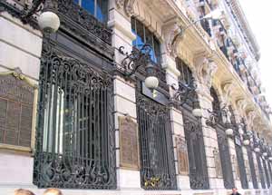 Beispiel für prächtigen Fassadenschmuck: Banco Español de Credito in der Calle de Alcala