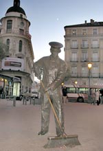 Denkmal zu Ehren der Madrider Straßenkehrer: Plaza Jacinto Benavente