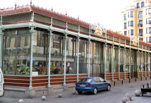 Mercado de San Miguel: Markthalle mit Glasfront und Eisensäulen