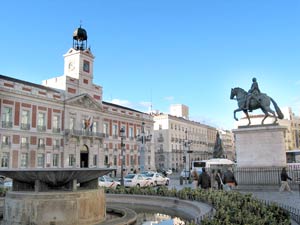 Puerta del Sol: Reiterstandbild Karls III. und Casa de Correos