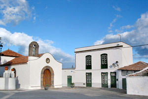 Dorfplatz von Arico mit Kirche
