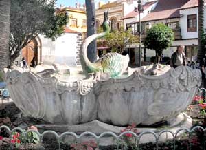 Brunnen auf dem Plaza de la Iglesia