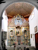 Altar und Holzdecke: Kirche San Francisco und Wallfahrtskapelle San Juan