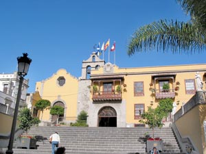 Rathaus und San-Augustin-Kirche am Plaza León Huerta