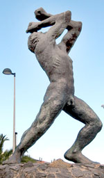 Skulptur am Aussichtspunkt Lance Bentor