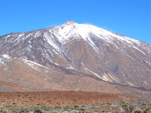 Auf den Pico del Teide führt eine Drahtseilbahn hinauf, auf den Gipfel geht es nur mit Genehmigung