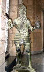 Bronce-Statue Karls des Großen im Krönungssaal des Rathaus