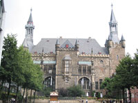 Blick vom Katschhof auf das Aachener Rathaus