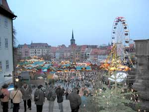 Blick von den Domtreppen hinunter auf das Treiben des Weihnachtsmarktes