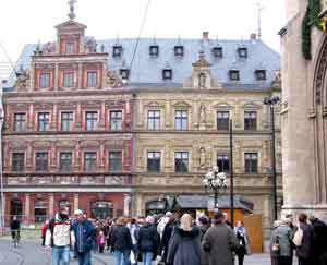 Haus zum Breiten Herd (links) und Haus Zum roten Ochsen (rechts) am Fischmarkt