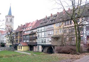 Die Krämerbrücke ist Erfurts berühmteste Brücke. Links die Ägidienkirche