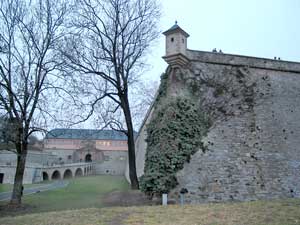 Weitgehend erhaltene Stadtfestung: die Zitadelle Petersberg