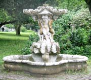 Brunnen in den Kaiserin-Augusta-Anlagen am Rheinufer