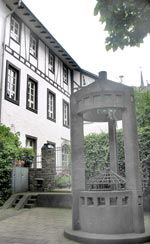 Innenhof mit Brunnen zwischen Florianspfaffengasse und Mehlgasse