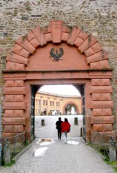 Festung Ehrenbreitstein: Durch das Tor der Kurtine geht es auf den Oberen Schlosshof