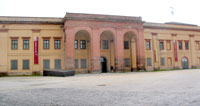 Festung Ehrenbreitstein: Hohe Ostfront am Oberen Schlosshof