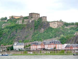 Blick auf die Festung Ehrenbreitstein und das darunter liegende Dikasterialgebäude sowie die Pagerie