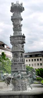 Historiensäule auf dem Josef-Görres-Platz